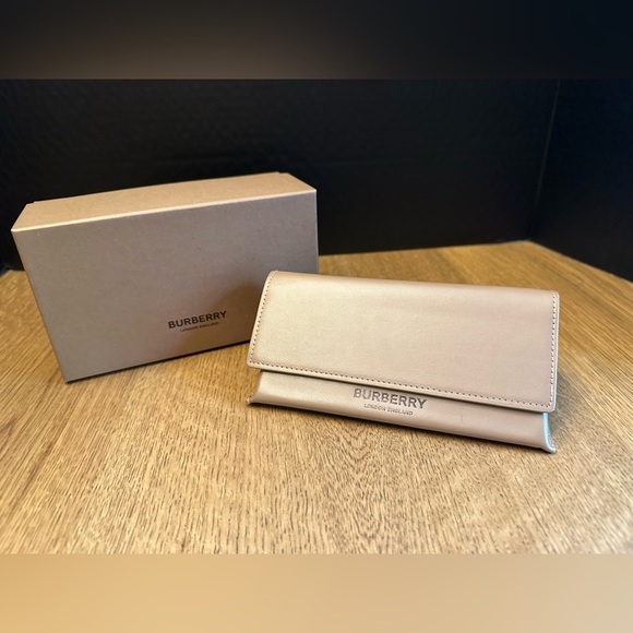 Burberry London Beige Leather Semi-Hard Sunglass Case W/ Box, Cloth, Booklet - Picture 2 of 7